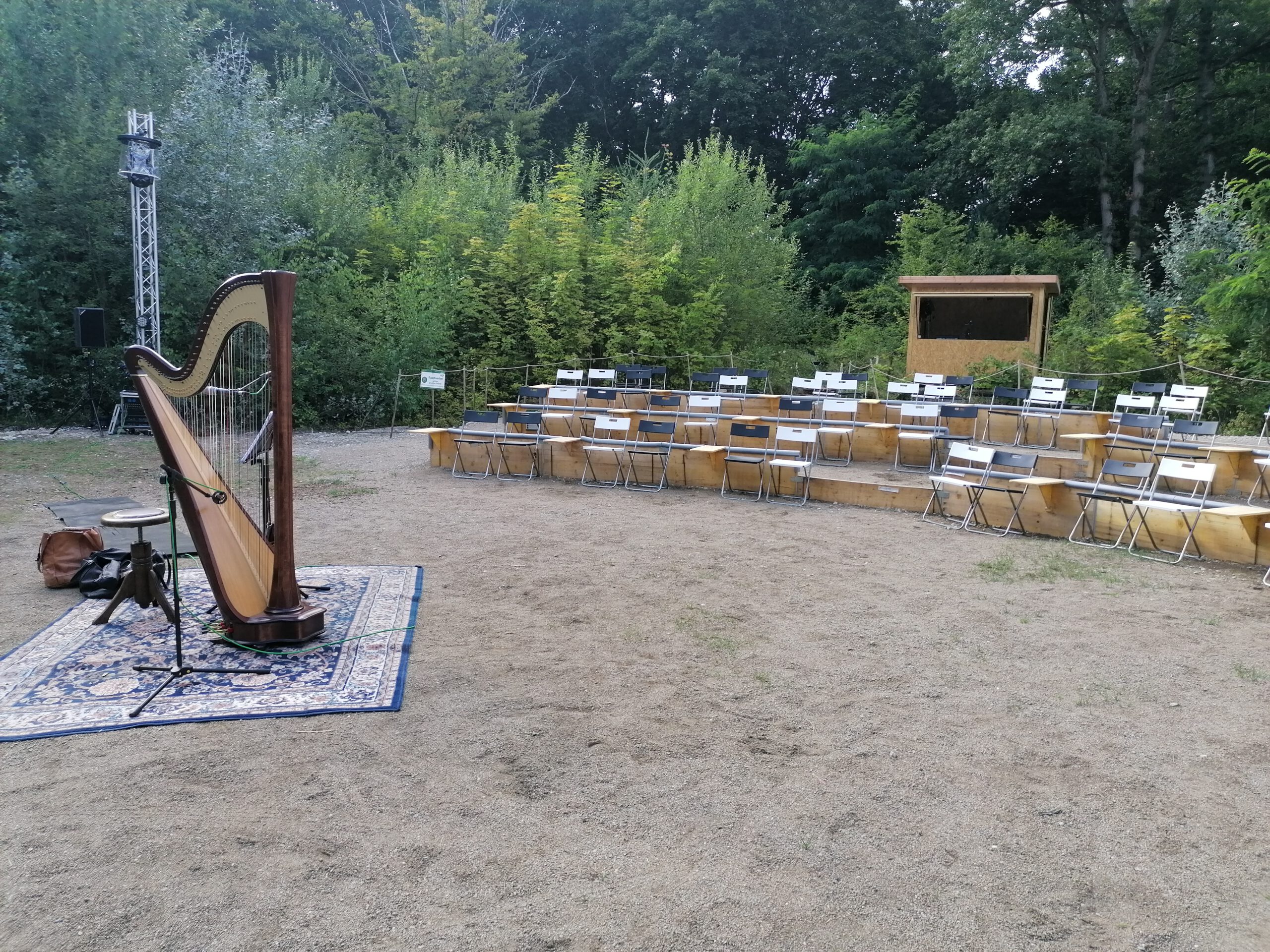 Lseungen, Theater und Musik füllen den Dschungel fast das ganze Jahr
