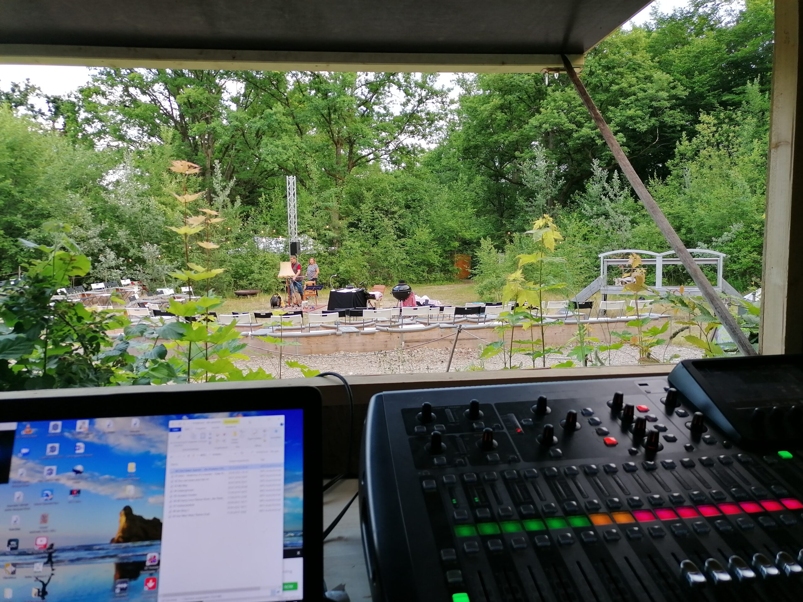 Der Blick von der Technik auf unser Amphitheater - Die Bühne für das Sommertheater im Dschungel, Musik, Kabarett und Kultur jeder Art