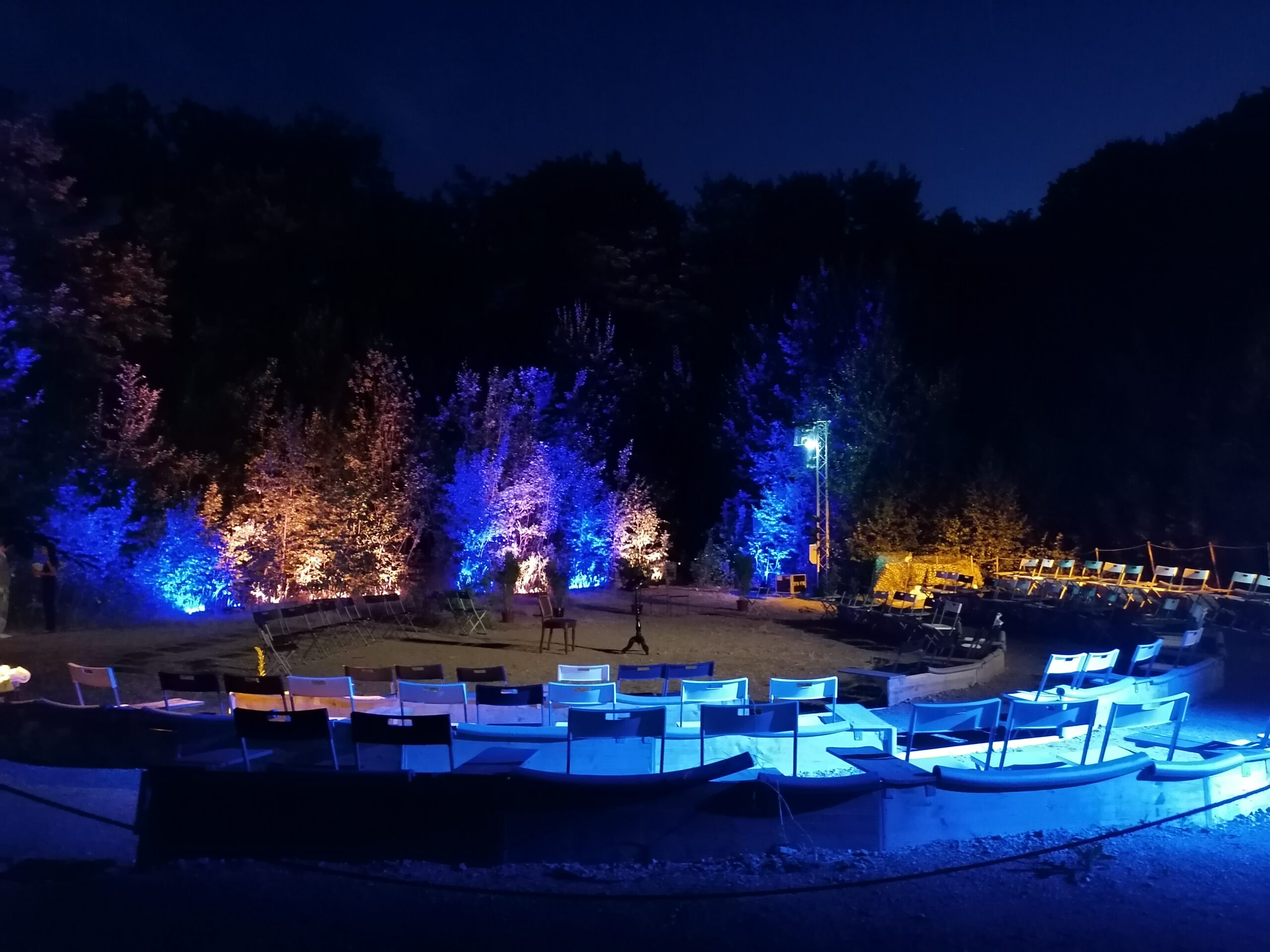 Das Amphitheater erstrahlt im magischen Licht. Bühnen-Zauber mit dem Sommertheater im Dschungel
