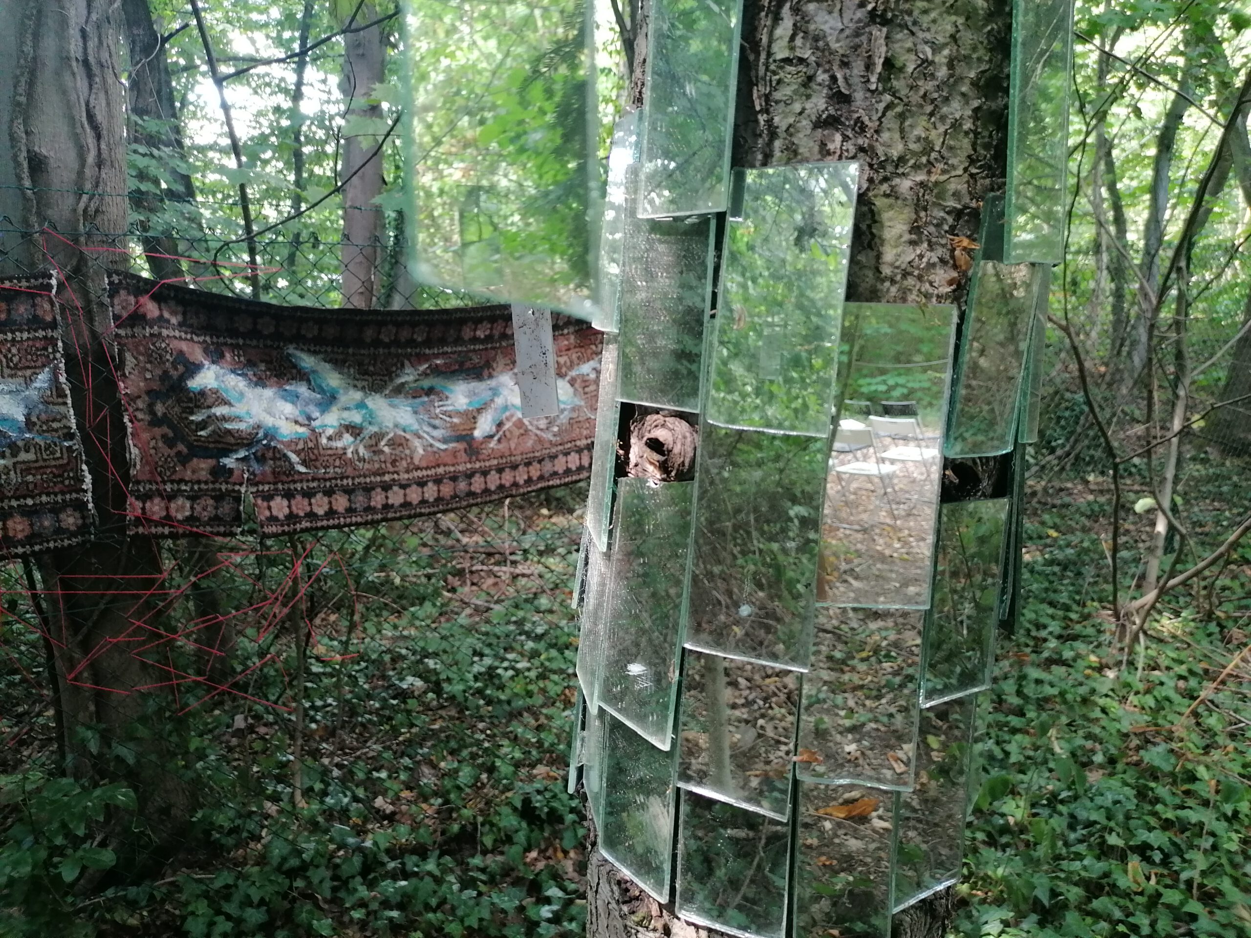 Kunst wohin man schaut. Im Wald, in der Natur gibt es viele Installationen und Malerei zu entdecken