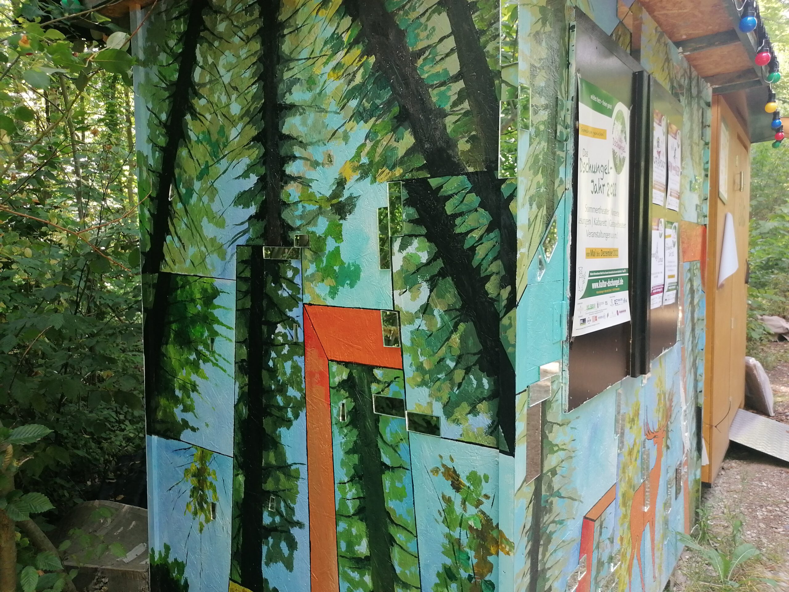 Kunst wohin man schaut. Im Wald, in der Natur gibt es viele Installationen und Malerei zu entdecken