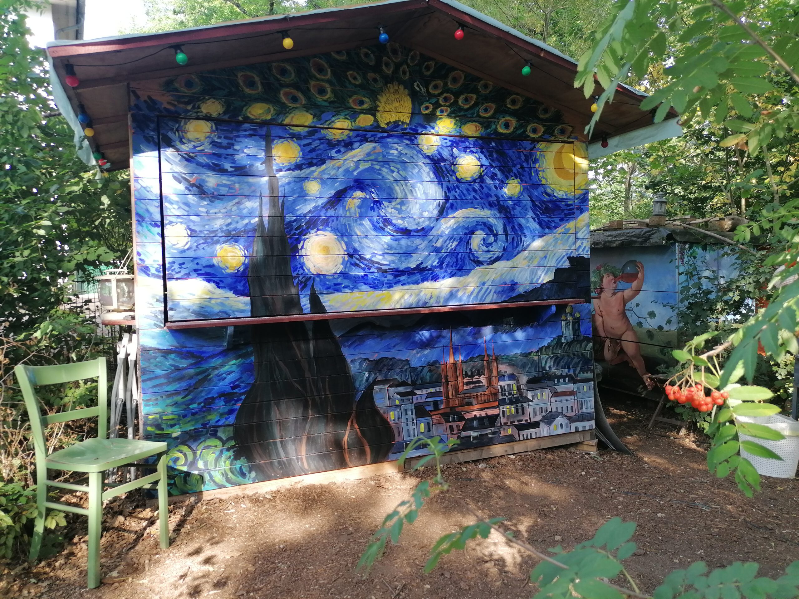 Kunst wohin man schaut. Im Wald, in der Natur gibt es viele Installationen und Malerei zu entdecken