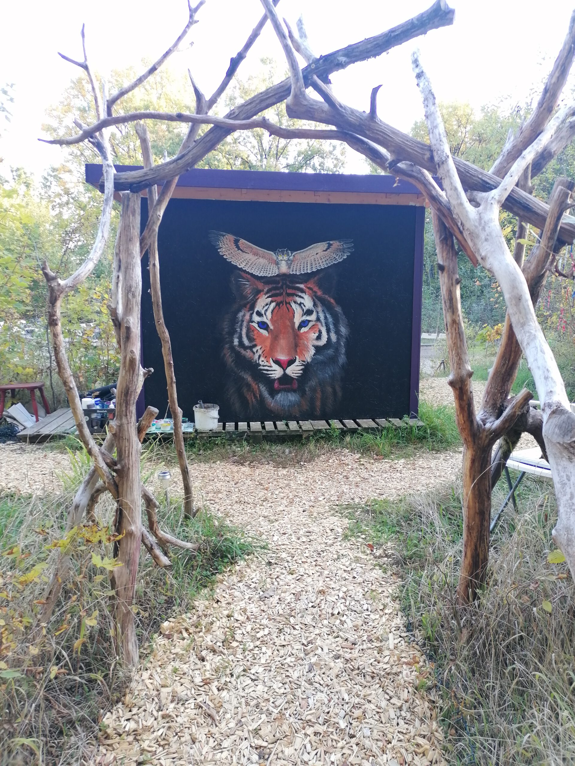 Kunst wohin man schaut. Im Wald, in der Natur gibt es viele Installationen und Malerei zu entdecken